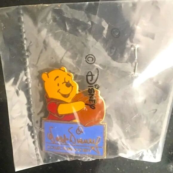 Disney Vintage  Winnie the Pooh Pin - Picture 1 of 2